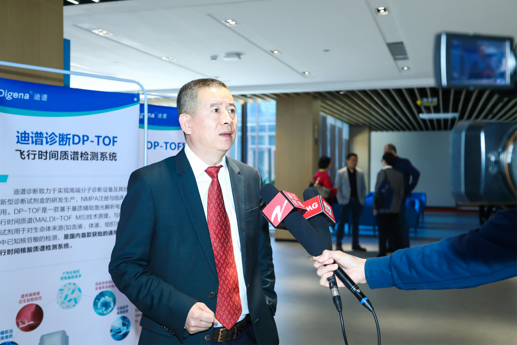 �����\��CEO������ϯ�a(ch��n)Ʒ�l(f��)����������ý�w���L