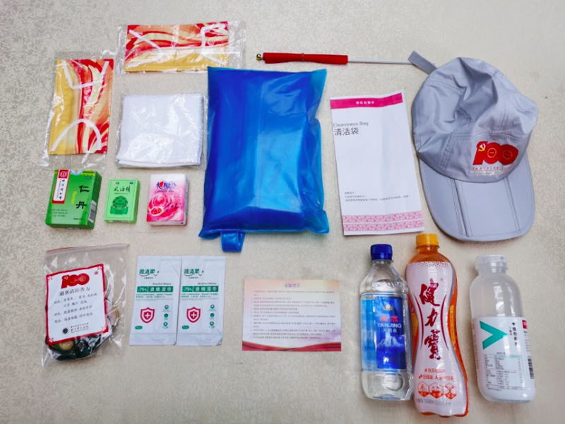 天安門廣場觀禮臺七一參會人員服務包內(nèi)裝物品