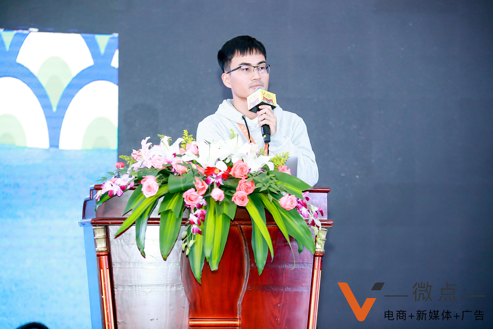 ΢�c(di��n)�Ƽ�CEO�����������v��