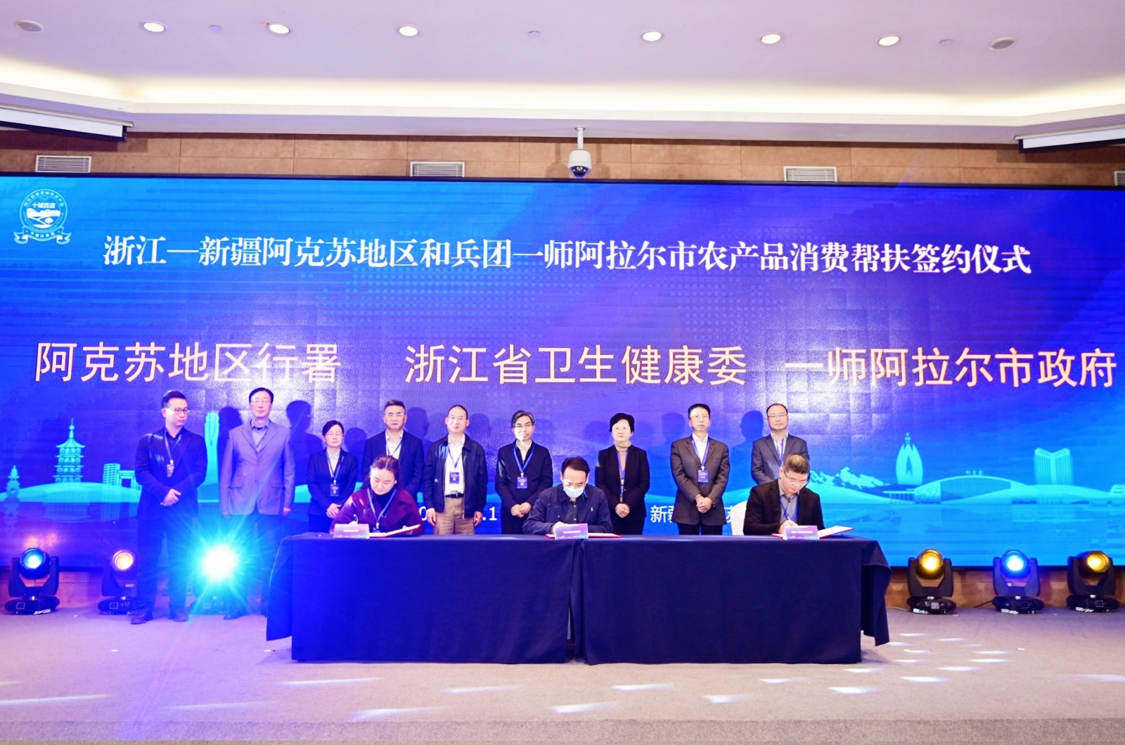 嘉賓現(xiàn)場紙質(zhì)簽約