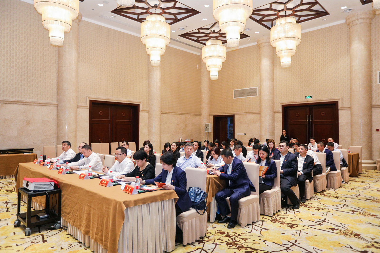 ��ʡ��Ͷ�خa(ch��n)���F(tu��n)���޹�˾�������Cȯ�ɷ����޹�˾�tɫ�h�����(d��ng)�F(xi��n)��