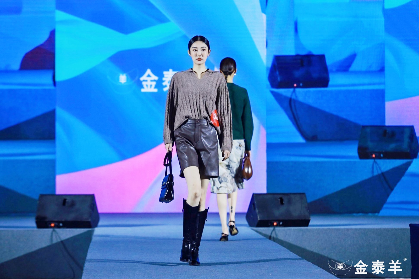 服裝發(fā)布會模特走秀