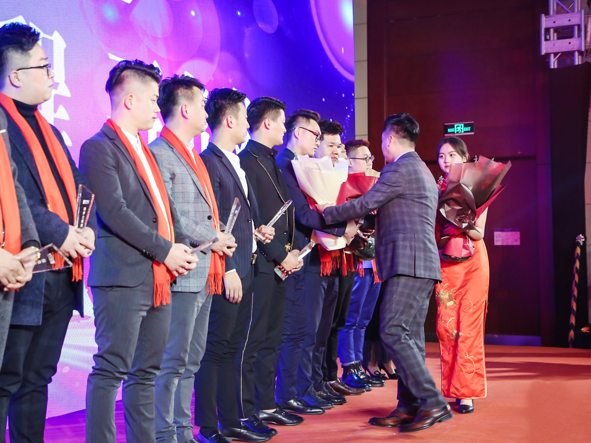 年度優(yōu)秀經(jīng)銷商表彰環(huán)節(jié)