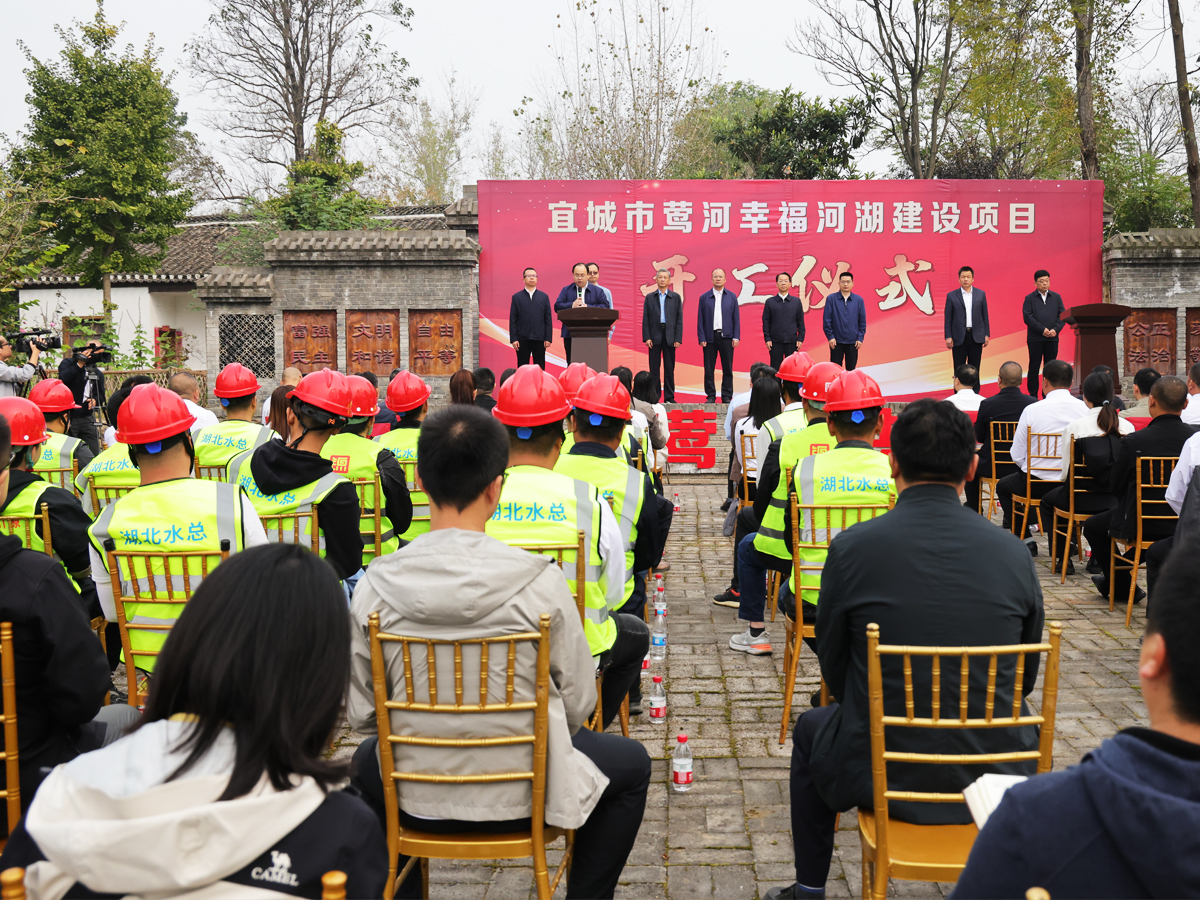 建設(shè)項(xiàng)目開工儀式現(xiàn)場領(lǐng)導(dǎo)嘉賓上臺(tái)肅立